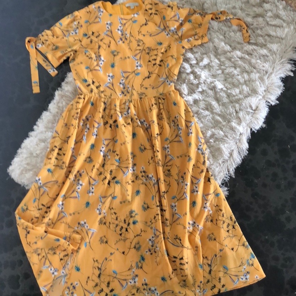 Mustard floral empire waist dress 💙